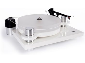 Hi-fi vinilinių plokštelių grotuvas Block PS-100+, kvadratinis baltai lakuotas korpusas su storu matinio akrilo disku, šlifuoto aliuminio cilindrinės kojelės ir skriemuliai, juodas tonarmas ir išorinis dirželiu jungiamas variklis, vaizdas iš dešinės priekinės perspektyvos