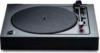 Hi-Fi-Plattenspieler Pro-Ject A2, Draufsicht, schwarzer runder Plattenteller, Tonarm mit rotem Tonabnehmer, Geschwindigkeitswahlschalter