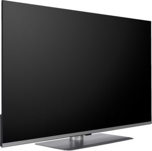 Televizor Panasonic TV-55W83AEG s vysokým rozlišením, černý plochý displej, mírně boční úhel pohledu, stříbrný obdélníkový stojan