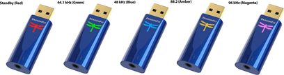 Cinque convertitori audio USB Audioquest DragonFly di diversi colori: rosso, verde, blu, ambra e magenta