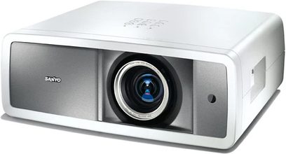 Sanyo PLV-Z800 hvid videoprojektor, set forfra, centreret linse, højttalerrille til venstre