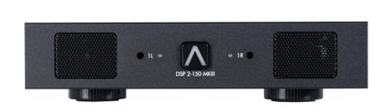 Čelní panel audio zařízení z černého kovu, dvě boční mřížky, centrální čtvercové tlačítko, indikátory 1L/1R, dva otočné knoflíky