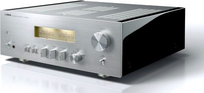 Amplificatore hi-fi stereo Yamaha A-S1200 argento, vista frontale, pannello in alluminio spazzolato, manopole e pomelli di regolazione, display dorato
