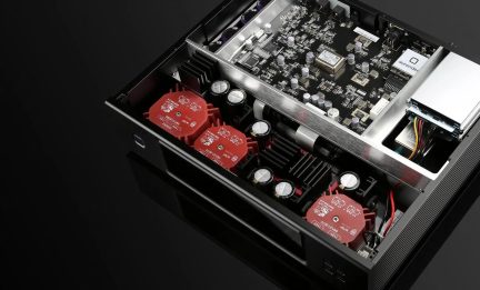 Server musicale di rete Aurender aperto, con scheda elettronica, trasformatori rossi e dissipatori neri visibili