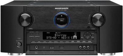 Marantz AV8801 sort forstærker til hjemmebio, sort farve, frontpanel med blå skærm, knapper og stik på forsiden, to sideknapper