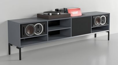 Tamsiai pilkos spalvos Clic Classic serijos 240 modelio AV baldai, metalinės kojelės, integruoti garsiakalbiai, nišos, juodas centrinis skydelis