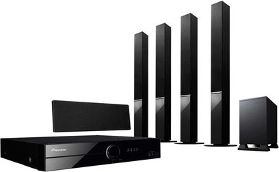 Pioneer DCS-414K hjemmebiograf-system, sort Blu-ray-afspiller, 5 sorte gulvhøjttalere, set forfra på hvid baggrund