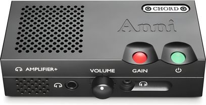 Ampli hi-fi stéréo Chord Electronics ANNI noir, vue de face. Façade avec grille perforée, boutons rouge et vert, logo
