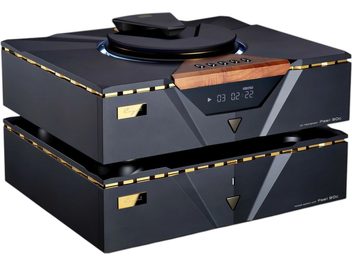 Cayin Pearl 30C high-fidelity CD-afspiller med dobbelt stablet chassis i mat sort metal med gyldne kanter, træindlæg på frontens øverste del og cirkulær CD-bakke på toppen, frontvendt digitalt display, set i trekvart vinkel forfra