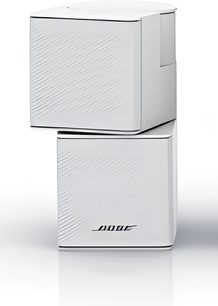 Bílý domácí kino systém Bose Lifestyle V30, dva svislé obdélníkové reproduktory s rýhovanými čelními panely, pohled zepředu