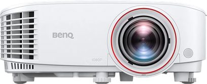 BenQ TH671ST videovetítő fehér színben, előlről nézve, középen piros lencse, amelyet fehér kör vesz körül