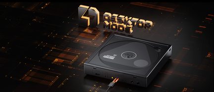 Schwarzer externer DVD-Player mit eingelegter Disc und USB-C-Kabel, Perspektivansicht vor orangefarbenem technologischem Hintergrund