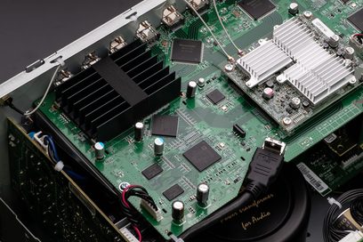 Carte électronique verte avec composants électroniques, puces, connecteurs et dissipateur thermique en vue de dessus