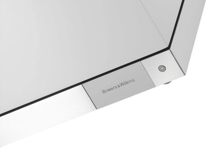 Bowers & Wilkins DB2D satengblankt bassreflekshøyttalerhus, detaljvisning fra en vinkel, med tent blå LED-lys