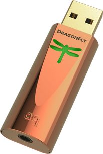 Conversor de áudio portátil AudioQuest DragonFly Copper em cobre com conector USB dourado e logótipo de libélula verde