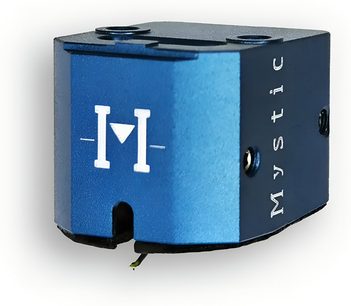 Vertere Acoustics Mystic II pickup i blå anodiseret aluminium, set fra trekvart forfra, kubeformet kabinet med hvidt stiliseret logo på fronten, indgraveringen "Mystic" i hvid på højre side, to gevindhuller på toppen og synlig nål nederst