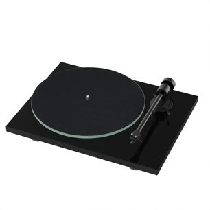 Hi-fi platespiller Pro-Ject T1 EVO BT med svart, sirkulært tallerken, svart tonearm skrått til høyre, rektangulær svart sokkel