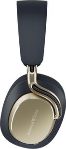 Hi-fi-hovedtelefoner Bowers & Wilkins Px8 S2 i natblå, nærbillede af en mørkeblå ørekop med guldfarvet skal