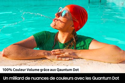 TQ65Q64D 2024 Hochauflösungsfernseher. Person mit roter Badekappe, transparenter Sonnenbrille, grünem Badeanzug, die sich auf den Rand eines Pools lehnt und Wasser ausspuckt