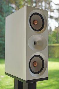 Thrax Audio Lyra baltos spalvos garso kolonėlė, vaizdas iš priekio, du apvalūs garsiakalbiai, baltas stačiakampis korpusas