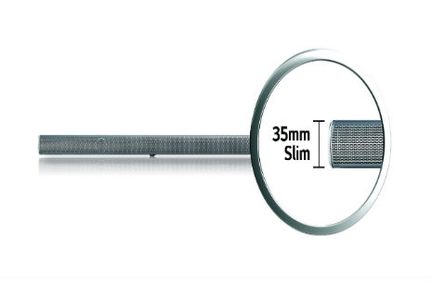 Rund forstørrelsesglas med gråt håndtag og teksten "35mm Slim" på linsen, liggende på en gradueret metallineal