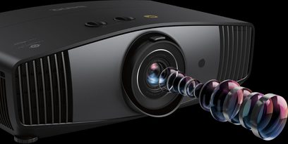 Benq W5700 sort videoprojektor set forfra i let frøperspektiv, med flere fremspringende linser på forsiden