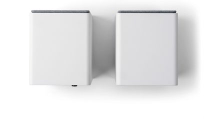 Bezdrátové připojené reproduktory Onkyo GX-10DB, pohled shora, bílé obdélníkové skříně, horní část potažená šedou látkou