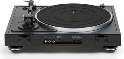 Gramofon Thorens TD 102 A v černém lesklém provedení, pohled zepředu, černý otočný talíř, rameno, ovládací prvky a konektory vpředu