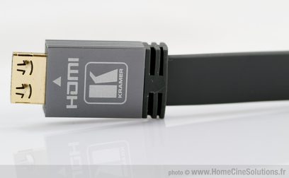 Kramer Electronics 1m flad HDMI-kabel, forgyldt stik, grå "HDMI"-etiket og logo, på hvid baggrund