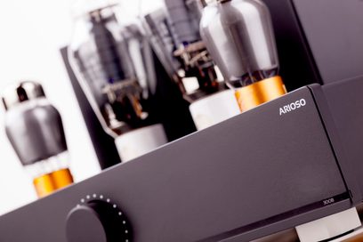 Amplificatore a valvole Feliks Audio Arioso 300B nero, primo piano angolato con valvole a vista e grande manopola frontale