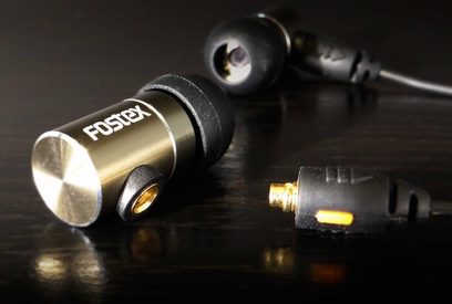 Åben hi-fi hovedtelefon Fostex TE-07 i sort og guld, tæt profilbillede på mørk baggrund, gyldne metalørestykker