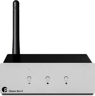 Pro-Ject Stream Box E sølv og sort netværksafspiller med lodret antenne, set forfra