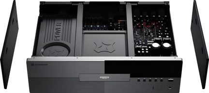 Rektangulær svart og antrasittgrå audio-video-enhet i børstet aluminium, sett ovenfra med lokk og sidepaneler fjernet, som avslører en svart strømforsyningsblokk merket «POWER», kretskort på den ene siden hvorav to store sylindriske kondensatorer, samt frontskuff «Ultra HD Blu-ray»