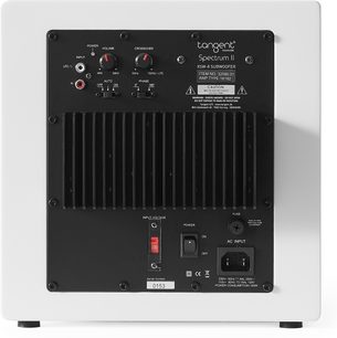 Witte Tangent Spectrum II XSW8 subwoofer, achteraanzicht, zwarte metalen koelplaat met vinnen, RCA-ingangen en IEC-aansluiting