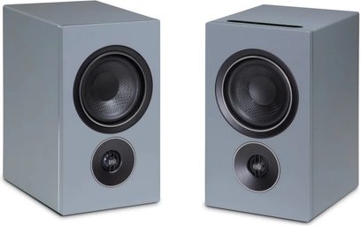Et par PSB iQ2-højttalere i granitgrå, reolformat med stor sort woofer og slids øverst