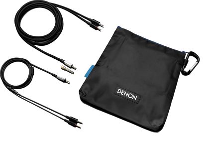 Denon AH-D600 åben hovedtelefon med aftagelige kabler, sort transporttaske, forfra på hvid baggrund