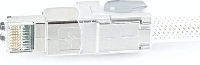 Kovový stíněný konektor RJ45 s šedým krouceným ethernetovým kabelem, detailní pohled zepředu na bílém pozadí