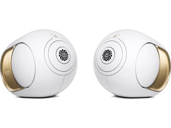 Due casse Devialet Phantom Ultimate 108 dB Opéra de Paris, scocche bianche, fianchi metallici dorati, vista 3/4