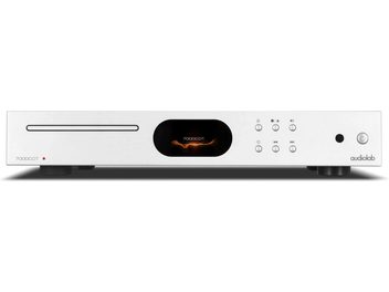 Vysokofidelitní CD přehrávač Audiolab 7000CDT ve stříbrné barvě s obdélníkovým čelem, centrálním černým displejem, štěrbinou pro CD vlevo a tlačítky vpravo