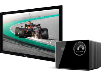 Videoproiettore Valerion nero con schermo di proiezione che mostra una vettura di Formula 1 vista da dietro in pista