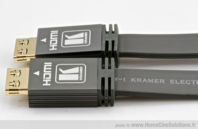 Kramer Electronics 1 m flad HDMI-kabel, forgyldte stik, grå kappe, hvid "HDMI"-skrift på sorte stik