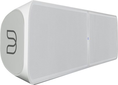 Soundbar BlueSound PULSE SOUNDBAR bianca, vista frontale, griglia bianca, logo "D" grigio scuro sul lato sinistro