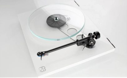 Toca-discos de vinil Rega Planar 3 branco lacado, vista superior em mergulho, braço de leitura preto, prato de vidro, fundo branco