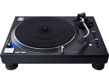 Hi-fi gramofon Technics SL-1210GREGK v černé barvě, pohled shora, kruhový otočný talíř, raménko, ovládací tlačítka a regulační kolečka