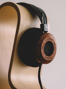Åben hi-fi hovedtelefon Grado GS3000e i træ, set fra venstre profil, placeret på en lys læderholderstand