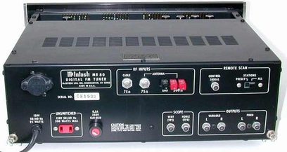 McIntosh MR80 sort digital FM-tuner, set forfra med knapper, drejekontroller, displays og stik på frontpanelet