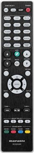 Svart Marantz RC026SR fjernkontroll med sølvfargede og gullfargede knapper for å kontrollere en hjemmekino-forsterker, sett forfra