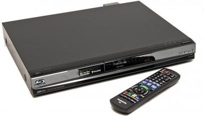 Panasonic DMR-BW500 sort Blu-ray-optager med diskdrev, fjernbetjening og kabler på hvid baggrund