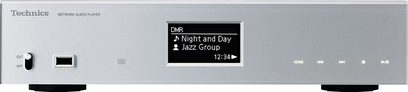 Technics ST-C700DE-S netværksaudioafspiller, set forfra, DMR-display "Night and Day Jazz Group 12:34", USB- og netværksporte