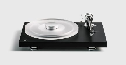Prato de vinil hi-fi preto, prato circular em acrílico fosco e braço de leitura prateado à direita, vista frontal